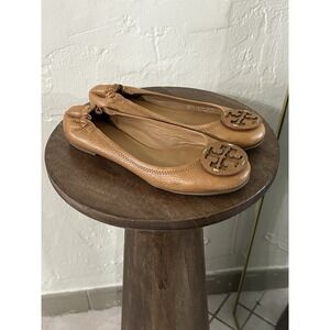 Tory Burch Reva Ballet Flat Shoes 7 M Tan Brown Pebbled Leather Medallion.